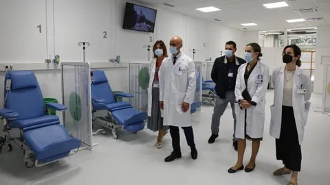 Equipo de especialistas médicos recorriendo las instalaciones del servicio de Hospital Día equipado con camillas y monitoreo para pacientes con enfermedades autoinmunes en Méderi